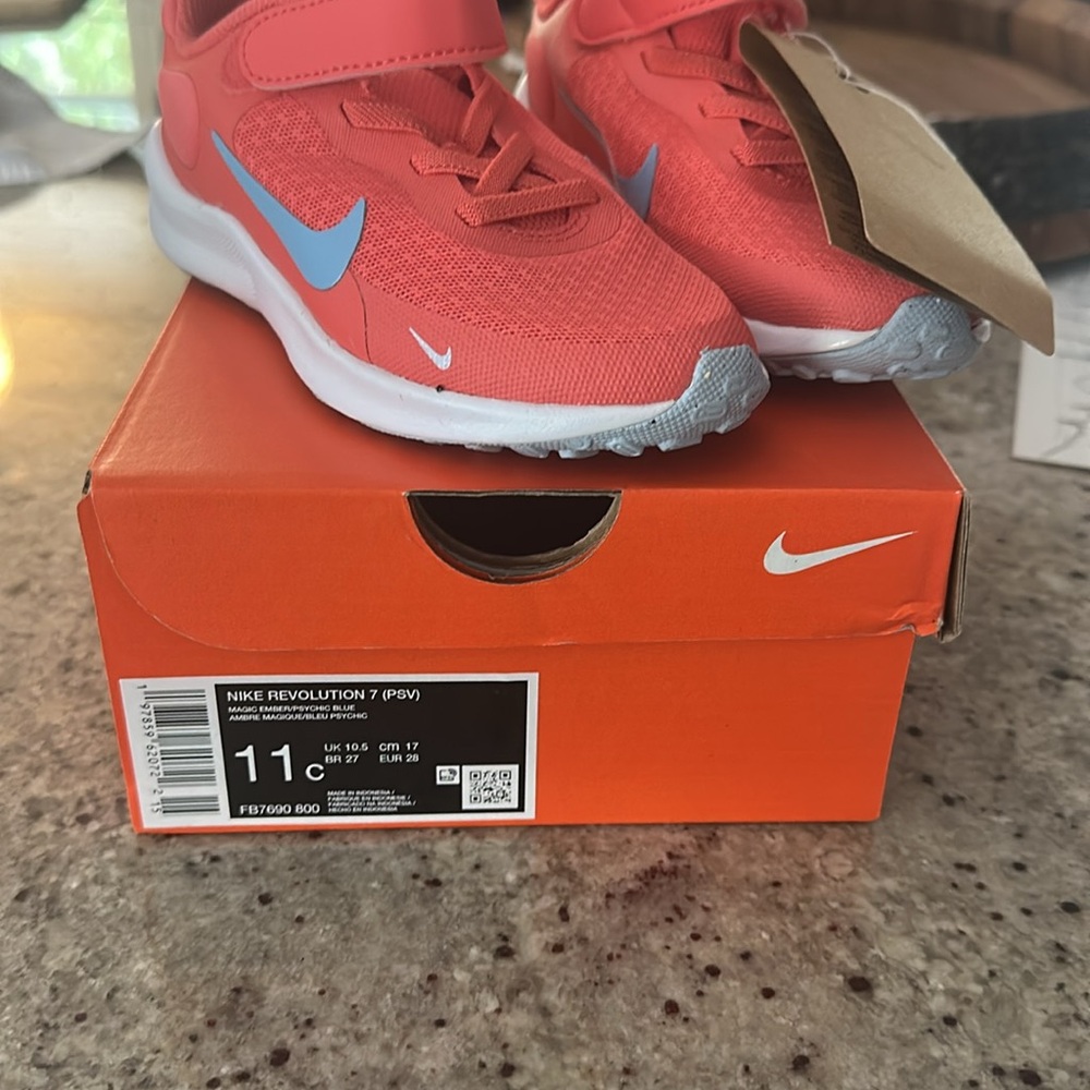 Kids New in box Nike revolution 7 in size 11 c - coral color - Picture 3 of 4